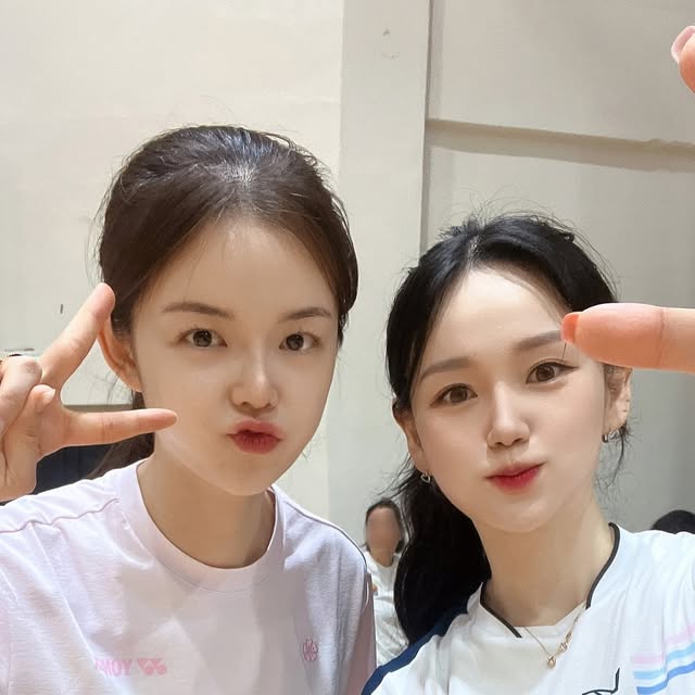 배드민턴 예은🏸 on Instagram: "#마이온 x #알파플레이 
나의 New 스승님을 소개합미댜☺️♥️

특별게스트 빵빵하게 불러주는 마이온벙개
포천시청 고은별코치님을 시작으로 
김성효,허동녕,홍승인 코치님들도 왔다가셨다죠⁉️

덕분에 넘 재미나게 운동하고 있습니다✨
같이 운동하실 분들은 편하게 말씀해주세요🫶🏻🫶🏻

이번주 토욜에도 특별게스트가 기다린다는(속닥)

•
•

💟 #테크니스트 #리더클 @technist @leadercle"