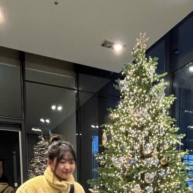 혜윤_ʜʏᴇʏᴜɴ on Instagram: "#협찬 
유용한 미니파우치랑 은은한 광택감이 맘에 쏙 ღ
수납도 낙낙하고 코디하기도 편해서
요새 제일 잘들고 다니는 가방 :) ♥!!
.
.
 📍제품링크 [엘로아 레더 크로스백]
https://osawa.co.kr/

#오사와 #OSAWA #가방추천#크로스백"