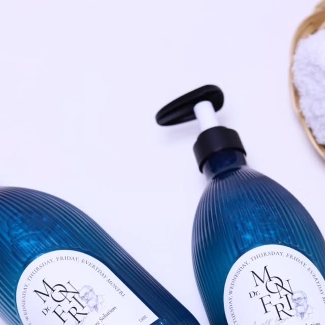 박경진 on Instagram: "#광고 요즘 저의 샤워 루틴, 살짝 달라졌어요 🧴🛁
사실 여름만 되면 등드름 때문에 진짜 스트레스였거든요.
괜히 반팔 입기 망설여지고, 피부에 뭐 닿는 것도 예민해지고요.

그러다 알게 된 게 바로
👉 먼프리 아크네 여드름 케어 바디워시예요.
두피&피부 전문의가 추천한다고 해서
요게 은근 입소문 돌고 있어서 궁금했는데요.
올 여름 민소매나 끈나시! 자신있게 입을 수 있도록
도와줄 등드름바디워시 찾았답니다!!

📌 성분 하나하나 살펴보니 진짜 알차더라고요
✔️ 각질은 AHA·BHA·PHA·LHA로 부드럽게 정돈
✔️ 민트 6종 + 멘톨 + 알로에 추출물로 쿨링 & 진정
✔️ 시카 4종 복합으로 피부 장벽도 탄탄하게
✔️ 6종 히알루론산으로 샤워 후에도 건조함 없이 촉촉!

17가지 유해 성분도 쏙 뺀 저자극 포뮬러로~!
무엇보다 약산성이라 매일 써도 부담 없고,
여드름 기능성 인증까지 완료된 제품이라 더 안심되고요!
세정력은 깔끔하면서도 피부에 자극이 덜한 느낌이랍니다.

그리고 향… 진짜 취향 저격이에요.
피톤치드 향이 은은하게 나서
샤워하면서 숲속에서 힐링하는 느낌이랄까요 🌲

등드름, 가드름은 꾸준한 관리가 제일 중요하잖아요!
매일 자극걱정없이 순하게~
여름바디워시 제대로 정착했어요!!!

#등드름바디워시 #먼프리 #바디여드름케어 #민감피부바디워시 #피톤치드향 #약산성클렌저 #트러블완화 #바디트러블관리 #여드름 #등드름 #가드름 #먼프리바디워시"
