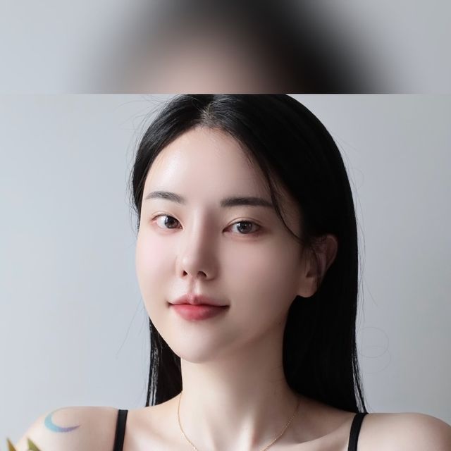 뷰티 네이버 블로그 인플루언서 ✨ 뿜뿜 PARK JIN HEE on Instagram: "#광고 @chicor_shinsegae

시코르 컬렉션 글로우 인행신 선크림으로
피부 표현을 밝혀주고 메이크업을 해봤는데요 ♡

선크림만 발라도 피부 표현이 말곡 밝게 또는
글로우한 피부표현이 가능한 선크림으로 피부가
무겁지 않고 가볍게 발리는데 밀리지 않아
베이스 메이크업하는데도 좋은 여름에 사용하기
딱 좋은 선크림 2종을 소개해드릴게요 ! ( • ᴗ - ) ✧

🌸 글로우 핑크! 피부에 자연스러운 핑크빛 광채를
더해주는 이 제품으로 하루 종일 생기 있는 피부를 
유지할 수 있고 제가 글로우한 피부표현을 하기 전에
사용해주니 메이크업 완성도가 더 높아졌어요.

📸제품을 사용하고 나서, 정말 피부에서 
자연스러운 광채가 느껴지는 건 물론 끈적임 없이 가볍고, 
피부에 촉촉함을 선사해줘서 하루 종일 산뜻해요!

❄️ 아이시 블루 컬러는 피부에 시원한 느낌을 주면서
자연스러운 톤업 효과를 제공해주는데 특히 여름철에 사용하면 
피부가 더욱 화사하고 생기 있어 보이는 장점!

📸 사용 후, 피부에 자연스러운 빛나는 느낌을 
확실히 느낄 수 있었고, 가벼운 텍스처로 끈적임 없이 
하루 종일 촉촉함을 유지해주는 것도 안 비밀~

💙 시코르 컬렉션 💖 의 이 두 제품, 정말 강력 추천해요! 
자연스럽고 빛나는 피부를 원하시는 분들께 꼭 추천드리고 싶어요 ꒰ ᐡᴗ͈ ·̫ ᴗ͈ ꒱♡

🛒 시코르 글로우 인핸싱 선크림은
시코르닷컴과 전국 시코르 매장, 네이버 스마트 스토어서 구매 가능
📍 론칭 프로모션 : 6월 한달 간 시크로 오프라인 매장 및 시코르닷컴, 네이버 스마트 스토어에서 20%할인된다고해요!"
