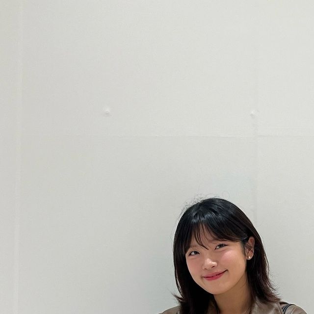 윤슬 YOON SEUL on Instagram: "#광고 @vivabrown_official 빈티지한 색감이 너무 예쁜 비바브라운 크롭 블루종 입어봤어요! 키 작은 저에게 크롭기장은 그저 생명..🥹 밑단과 소매에 밴딩처리가 되어있