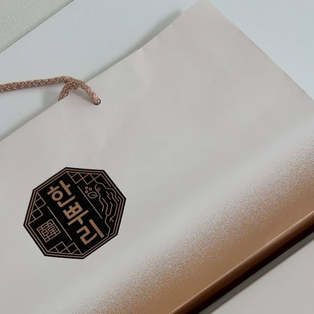 지혜로운 일상 on Instagram: "#광고 계절이 바뀔 때
면역력이 떨어져 어르신분들은
특히 건강 관리 잘 해야 하는 거 아시죠?

돌아오는 추석 부모님 명절 선물로
선물 좀 해본 언니들이 추천하는 제품은
바로 ’흑삼 윤옥고 스틱‘이에요✨

저도 흑삼은 이번에 처음 알았는데
홍삼보다 훨씬 좋은 거더라구요!

진세노사이드 흡수율을 높인 특허 받은
CJ구중구포 흑삼으로 꽉- 채워
면역력과 활력에 도움을 준답니다💪🏻

패키지도 정말 고급스럽고 
누구나 아는 대한민국 TOP3 인홍삼 브랜드
한뿌리 제품이라 선물용으로 딱🤎

추가로 ‘CJ 바이오코어 500억 유산균’
선물세트도 있어요!

장과 피부 면역까지 더블 케어가 가능한
유산균에 상온 보관 유산균 중 국내
최대 보장 균수인 500억 부자유산균 제품💙
 
합리적인 가격에 효과 확실하고 
믿을 수 있는 브랜드의 건강 제품
선물하고 싶은 분들께 이 제품들 강추 드려요🤲🏻
.
#윤옥고 #cj #cj웰케어 #유산균 #경옥고효능 #경옥고스틱 #흑삼윤옥고스틱 #명절선물 #명절선물세트 #부모님선물 #추석선물세트 #500억유산균선물세트 #유산균추천"