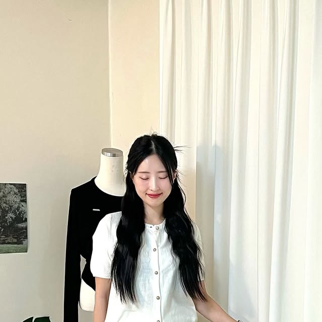 현이 on Instagram: "#협찬

@vivabrown_official 

☘️계속 만지고싶은 부드러운 촉감
☘️베이직하지만 고급스러운 니트가디건
☘️단추가있어 다양한 스타일링이 가능해요

#비바브라운 #VIVABROWN #니트 #반팔 #반팔티 #반팔티셔츠 #상의 #knitwear #top #fashion #ootd"