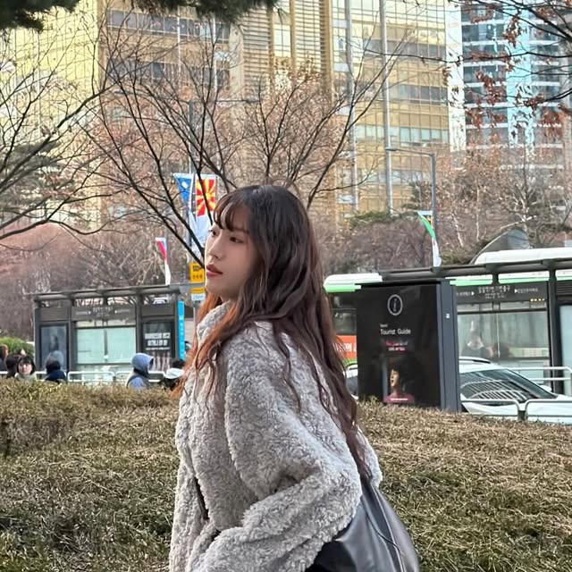 유진 on Instagram: "#광고 어느 옷에나 편하게 오사와 엘로아 레더 크로스백 🧳🖤
미니멀한 디자인에 넉넉한 수납공간, 활용도 높은 미니 파우치까지 !
유연한 레더 소재라 어느 옷과도 편안하게 잘 어우러지는 크로스백 찾으시는 분덜 오사와로 가시길 🫰

#오사와 #osawa #레더크로스백 #가방추천"