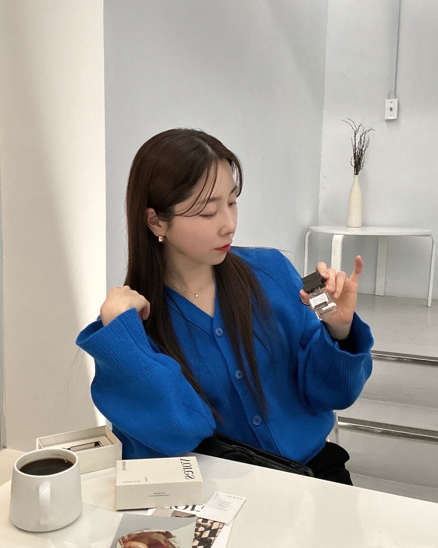 #협찬 vores.official

1244346일만에 최애 양갈비 먹고 배뚠뚠 기분은 최고🤭
그리고 일상의 선물같은 보어스..🤍
오늘 뿌린 향수가 주는 시원하고 감각적인 향에 하루종일 킁킁킁✨

🔖취향저격인 [보어스 퍼퓸 - 에러 404]♥
마치 여행을 와서 만끽하는 자유로움처럼 바다의 내음으로 다가와주는 시원한 향이 감각적인 향으로 하루죙일 킁킁하게 되는 매직 요고 벗어나질 못하겠네요..?🤍

지금 보어스 공식몰에선 한정 이벤트중
- 시향지 무료 증정 이벤트, 회원가입 시 적립금 3000원 지급 등 다양한 이벤트가 진행 중입니다.
* 이벤트에 대한 상세 정보는 홈페이지(https://www.vores.kr/) 를 참고해 주세요!

#보어스 #향수추천 #향수브랜드 #데일리향수 #남자향수 #여자향수 #보어스향수 #선물추천 #향수선물 #향수 #퍼퓸 #패션계정맞팔#여자겨울코디#가디건코디