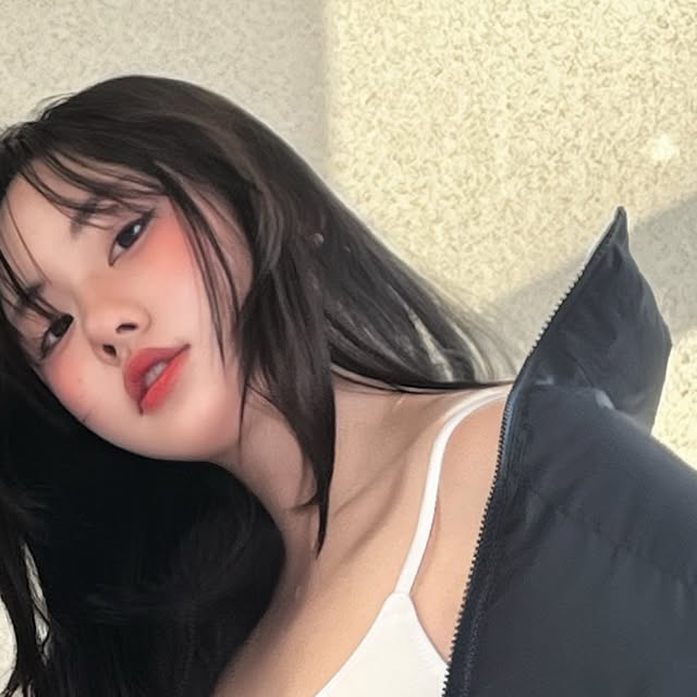 천하 on Instagram: "#협찬
내 교복템 패팅~🖤🤓 어떻게 입어도 이쁘게

- 베이직한 디자인의 하프넥 패딩
- 소매 밴딩 처리로 안정적인 실루엣
- 원단과 지퍼 컬러를 맞춰 깔끔한 퀄리티
- 넉넉한 품으로 레이어드에 용이
- 다양한 컬러 구성으로 취향에 맞는 무드 연출 가능
- 자유롭게 조절이 가능한 밑단 스트링 

#오사와 #OSAWA #패딩숏패딩크롭"