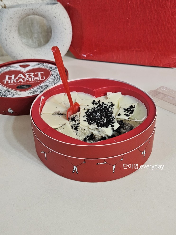 더현대서울 하트티라미수 신메뉴 쿠키앤밀크 티라미수 맛 본 후기