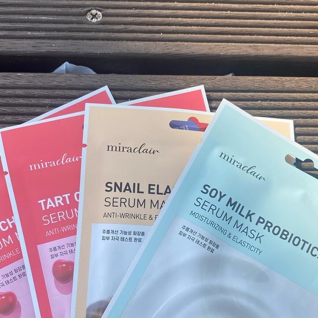 쩡이 on Instagram: "#광고

마스크팩 찾다가 알게된 미라클레어 세럼 마스크팩 @miraclair_korea  써보게 되었습니다🥰

미라클레어는 자연에서 얻은 식물성 성분고 더마성분으로 만들어 기적처럼 젋고 맑은 피부로 촉촉하게 케어해주는 브랜드입니다. 
팩이 10종이라 원하는 피부에 따라 골라쓰는 재미가 있더라구요👍
비건 인증을 받은 비스코스 레이온 (인견) 셀룰로우스 마스크 시크라 원단자체가 부드럽더라구요👏👏
피부 밀착력이 좋아 바쁜 일상 생홀 속에서 잘 떨어지지 않고 착 붙어 쉽고 간편하게 사용할 수 있었어요. 
얼굴 윤곽에 맞춰 고루게 밀착하도록 설계되어 어느 굴곡에서도 맞춰진 듯 윤곽 밀착 되더라구요. 
사용후에도 수분감이 팡팡 느껴지고 피부가 촉촉해졌어요✨
칙칙했던 피부가 화사해지는 느낌이고 부담없이 1일 1팩 하기 좋은 마스크팩입니다❤️

#마스크팩
#마스크팩추천
#1일1팩
#홈케어
#피부진정팩
#영양마스크팩
#miraclair
#데일리마스크팩
#1일1팩추천
#미백케어
#피부관리
#탄력마스크팩
#미라클레어
#데일리팩
#1일1팩도전
#수분케어
#물광마스크팩
#보습마스크팩
#진정마스크팩
#저자극마스크팩
#비건마스크팩
#뷰티스타그램
#보습관리
#수분팩"