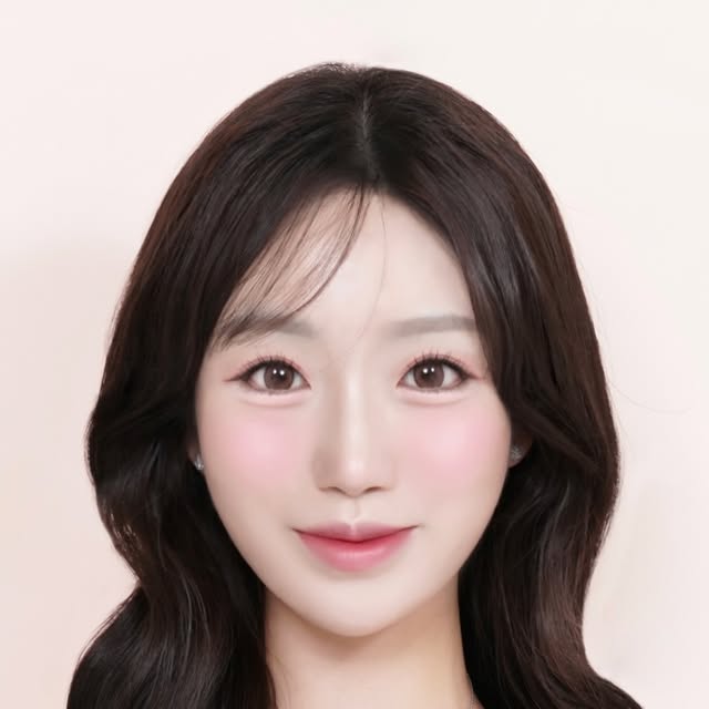 세원(24) on Instagram: "#광고 #투에이앤 제품 시리즈에서 여쿨라로 이번에 증명사진 찍구왔어요 :) 🤍 피부도 밝은 톤인데 이번에 새로 나온 🍑복숭아 톤두 뽀용하게 잘받구 특히나 치크랑 하이라이터가 너무너무 사기템 💗 !! 
요론 아이들이 잘못 사용하면 조금 촌스러울 수도 있는데 넘 영롱하고 예쁘게 발색되어서 오늘 아나운서냐구 얘기도 몇번 들었던..🫣 
똥손인 저두 메이크업 잘해보이게 해준 색조템이라 넘 잘쓸 것 같아용 👍

#올영픽 #올리브영추천템 #올영필수템 #러브버블컬렉션 #롱웨어링파운데이션미니 #컬러플레이듀얼라이너#증명사진#증사#그믐달사진관#그믐달스튜디오 #01년생#아나운서#헤어메이크업#여쿨라이트#승무원메이크업#협찬#모델사진"