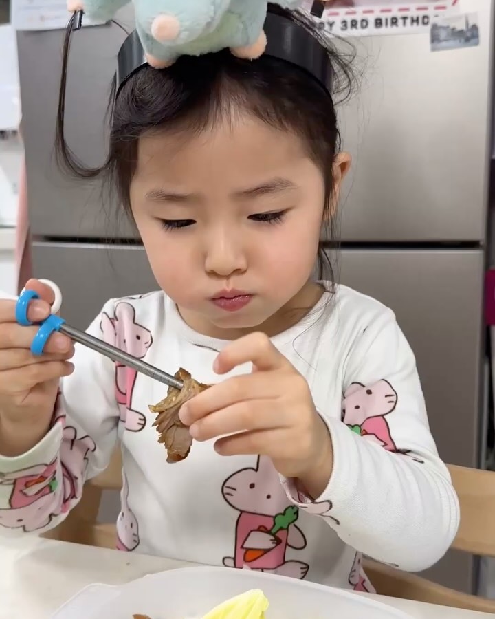 〰️ 
요똥 다은애미에게 한줄기 빛이 생겼어요✨
바로바로 아빠식당 서포터즈✨
 
잠이 오는데도 다은이가 이렇게 열심히 먹는 이유 ! 
맛있어서.....!! 똥손애미도 편하고 예쁘고 맛있게 준비가능하고 
모임할때 음식까지 아빠식당만 있으면 가능해요🤍
배달주문 먹는거보다 맛나고 간단하구! 
족발, 편육, 명태회무침 등 다양한 음식으로 준비가능하고
특히 족발은 따족, 찬족으로 취향게 맞게 먹을 수 있어서 너무 좋았어요:) 
이제 앞으로 아빠식당과 함께 모임 음식 준비 걱정 끄-읏!! 
 
앞으로 요똥애미가 아빠식당으로 극복하는 모습 지켜봐주세요🫶🏻
💌 hg_food_ 
-
#아빠식당 #쉬운요리 #모임음식 
#족발 #편육 #명태회무침 #황기족발