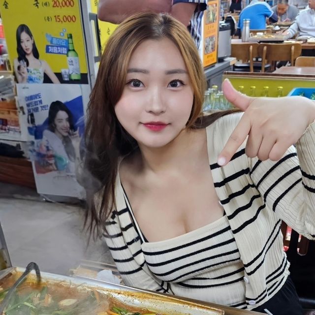 𝐍𝐚𝐢𝐥𝐚𝐡 | 네일라 on Instagram: "#협찬 야밤에 음식 자랑하기🤤미안ㅎ

저번 주말에 수원 팔달문 근처에 위치한 지동순대타운에서 맛집으로 소문난 ❤️원조엄마네❤️ 다녀왔어요! 원조엄마네는 순대타운에 들어서서 가장 안 쪽에 있어요! (이름이 비슷한 곳이 있기 때문에 다른 가게랑 헷갈리시면 안 됩니다ㅎㅎ 간판 잘 보고 가셔야해요ㅎ)

✅️ 제가 먹은 건 가장 인기가 많은 순대곱창볶음이었답니다! (순한맛이었는데도 맛있었어요) 큰 판에 신선한 재료를 차곡차곡 쌓아서 가져다주시더라고요. 일단...양이 정말 압도적으로 많아요. 정말 하나도 안 남겼어요....😂

✅️ 순대와 곱창, 각종 야채들 이외에도 면이 무려 3종류나 들어가요! (심지어 사리추가는 무료임...) 면이 익는 순서가 다 다른데, 익는 순서에 맞춰서 당면>쫄면>라면 순으로 먹어주면 됩니다ㅋㅋㅋ면 하나씩 익을때마다 다른 것들이랑 야무지게 건져서 먹다보면 어느새 끝나있는 마법... 🐷⁉️

✅️ 그리고 마지막에 볶음밥까지 야무지게 추가해서 먹었답니다....진짜진짜진짜 너무 맛있어서 재방문 의사 💯

✅️ 저녁시간 + 맛집이라 그런지 손님이 엄청 많았어요! 그래도 가게가 크고 자리가 많아서 웨이팅은 10분 안팎이었습니다. 데이트나 맛집투어 가실 분들은 요런 것들 예상하고 가시면 좋을 것 같아요!

🍴 @wonjomom
📍 경기도 수원시 팔달구 팔달문로 19 지동시장 지동순대타운 원조엄마네 (이름 헷갈리지마세용❤️)
📞 031-253-5210
⏰️ 10:30~22:00
🗓 첫째, 셋째 화요일/둘째, 넷째 수요일 휴무

#원조엄마네 #지동시장순대타운 #수원지동시장순대타운 #지동시장순대 #지동시장 #지동시장맛집 #지동순대타운 #지동순대 #지동맛집 #수원순대곱창 #수원순대 #수원곱창 #수원곱창전골 #수원통닭거리 #남문통닭거리 #행궁동맛집 #수원순대타운 #순대타운 #수원남문맛집 #팔달문맛집 #수원화성맛집 #순대곱창볶음"