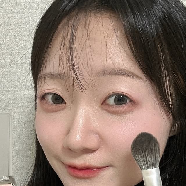 MINSEO KANG on Instagram: "#광고 정원의 흩날리는 꽃잎의 화사한 감성을 담은 투에이엔 2aN 블루밍가든 신상 컬렉션 소개해요🌸 . ✅베러미 아이팔레트 신상 컬러는 10~12번으로, 2번 페어리와 11번