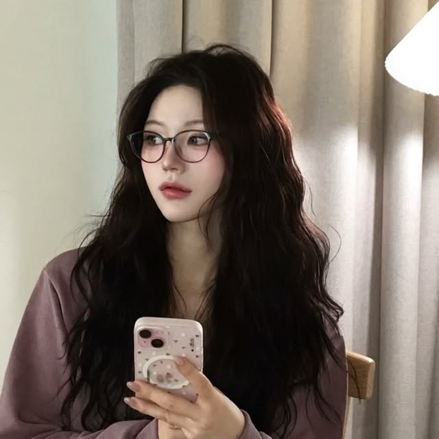 박지유 on Instagram: "#광고 @ably_official X @fuzzyscan 
개강맞이 추천템 🐻🤎
가을 느낌 낙낙한 트레이닝 복 세트 되실게요

다리 짱 길어 보이는 크롭 기장 + 흐물거리지 않고 
핏을 깔끔하게 잡아줘서 비율 보정 효과 첵오,, 
(카키, 연그레이, 차콜, 핑크 4 color)

💡인스타 하이라이트 참고 
에이블리 단독 퍼지스캔 최대 35%할인 
https://applink.a-bly.com/ahb2si

#에이블리 #퍼지스캔 #트레이닝 #가을 #개강룩 #가을코디 #코디추천 #추천 #에이블리크리에이터"