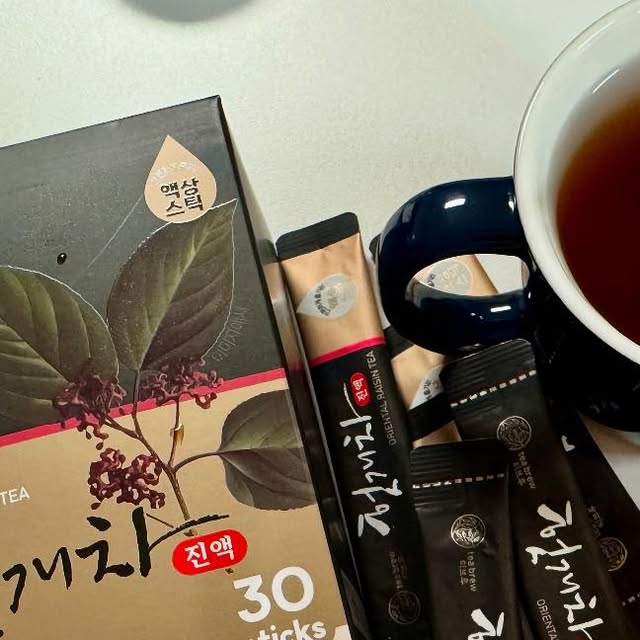 Tarot Yun / 취미부자 / 인플루언서 on Instagram: "#협찬
평소 맥널티 커피 제품들을 즐겨 마시는데, 
이번에는 ✨티브루 액상스틱 헛개차 진액✨을 접해봤어요! 
👉🏻https://bit.ly/Teabrew-OriginalRaisin
헛개차는 왠지 써서 잘 안 마시게 되는데, 이건 다르더라구요.

가장 좋았던 점은 티백이나 원물을 우릴 필요 없이 
3초 만에 헛개차가 완성된다는 점‼️
500ml 생수에 한 포 쭉 짜 넣으면 끝이라 정말 간편했어요. 
바쁜 아침에도 뚝딱 만들 수 있어서 너무 좋더라구요. 

향도 풍부하고 은은한 단맛이 있어서, 
쓴맛을 싫어하는 저도 맛있게 마실 수 있었어요. 
액상과당 대신 프락토올리고당이 들어있어서 
건강에도 좋을 것 같다는 생각이 들었답니다. 
1케이스로 헛개차 30병을 만들 수 있다니, 가성비도 최고👍🏻

스틱형태라 휴대하기도 편해서 
가방에 쏙 넣어 다니면서, 물 대신 마시고 있어요. 
술 마신 다음 날 숙취해소에도 좋고, 
평소에 물 잘 안 마시는 분들도 
맥널티 티브루 헛개차 진액으로 
맛있게 수분 보충할 수 있을 것 같아요😋

#맥널티 #티브루 #헛개차 #티브루헛개차 #헛개원액 #액상차 #헛개차스틱 #건강차 #간편음료 #수분보충 #숙취해소 #2025"
