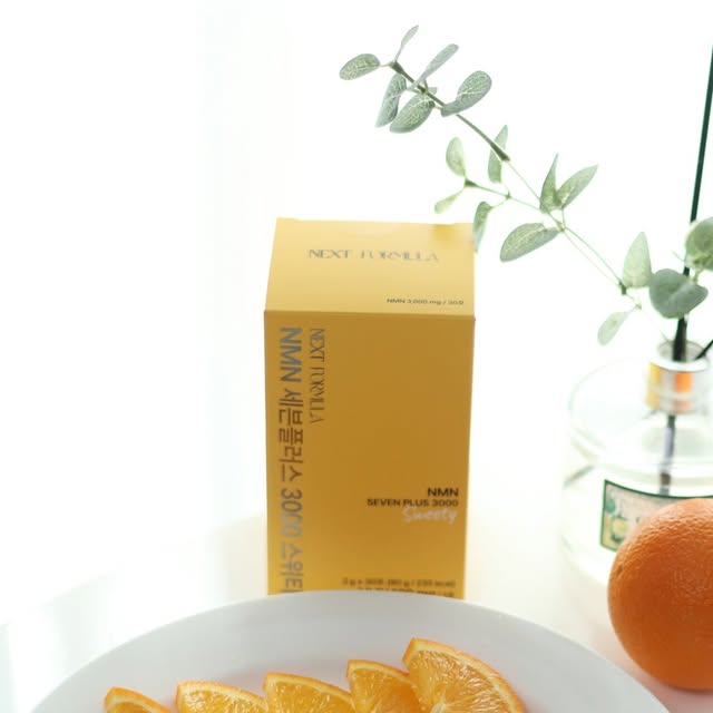 사라 on Instagram: "#광고
맛있는 슬로우에이징 🍊
NMN 세븐플러스 3000 스위티 소개해드려요

NMN 왜 먹어야 할까요?
NAD+는 세포의 에너지 생산, 
면역, 대사 균형, DNA 복구 등에
관여하는 우리 몸에 꼭 필요한 성분이며
특히 노화 조절의 핵심 물질인 시르투인의 중요 활성 물질입니다.

문제는 나이가 들수록 체내 NAD+의 농도가 
감소한다는 것입니다.
그리고 결국 노화의 사속을 불러온답니다.
떄문에 NAD+를 보충하는 것은 저속 노화, 슬로우 에이징의 핵심이라 할 수 있습니다.

일상 음식으로는 NAD+ 섭취가 어려우며,
세포막을 통과하기 힘든 고분자이기 때문에
전구체에 해당하는 NAN을 섭취하여 NAD+로 홥성이 필요하답니다💛

🌟단 1포로,🌟
NMN 100mg과
7가지 부원료들을
맛있고 간편하게 즐기기!

상큼달콤한 맛이지만 당류가 1%밖에 안들갔다고 해요~

실생활에서 간편하고 위생적이게 휴대하며
섭취할 수 있는 
#NMN 세븐플러스 3000 스위티 추천합니다~💕

#미국산식물성NMN
#효모배양분말
#슬로우에이징
#저속노화
#달콤한오렌지맛
#총함량3,000mg
#넥스트포뮬러
#세븐플러스
#NEXTFORMULA
#맛있는
#스위티
#7가지부원료
#부스팅원료
#프테로스틸벤
#프리미엄원료
#간편한섭취
#스틱타입
#스틱포
#당류1%
#위생적인
#상큼한
#노화
#엔엠엔"