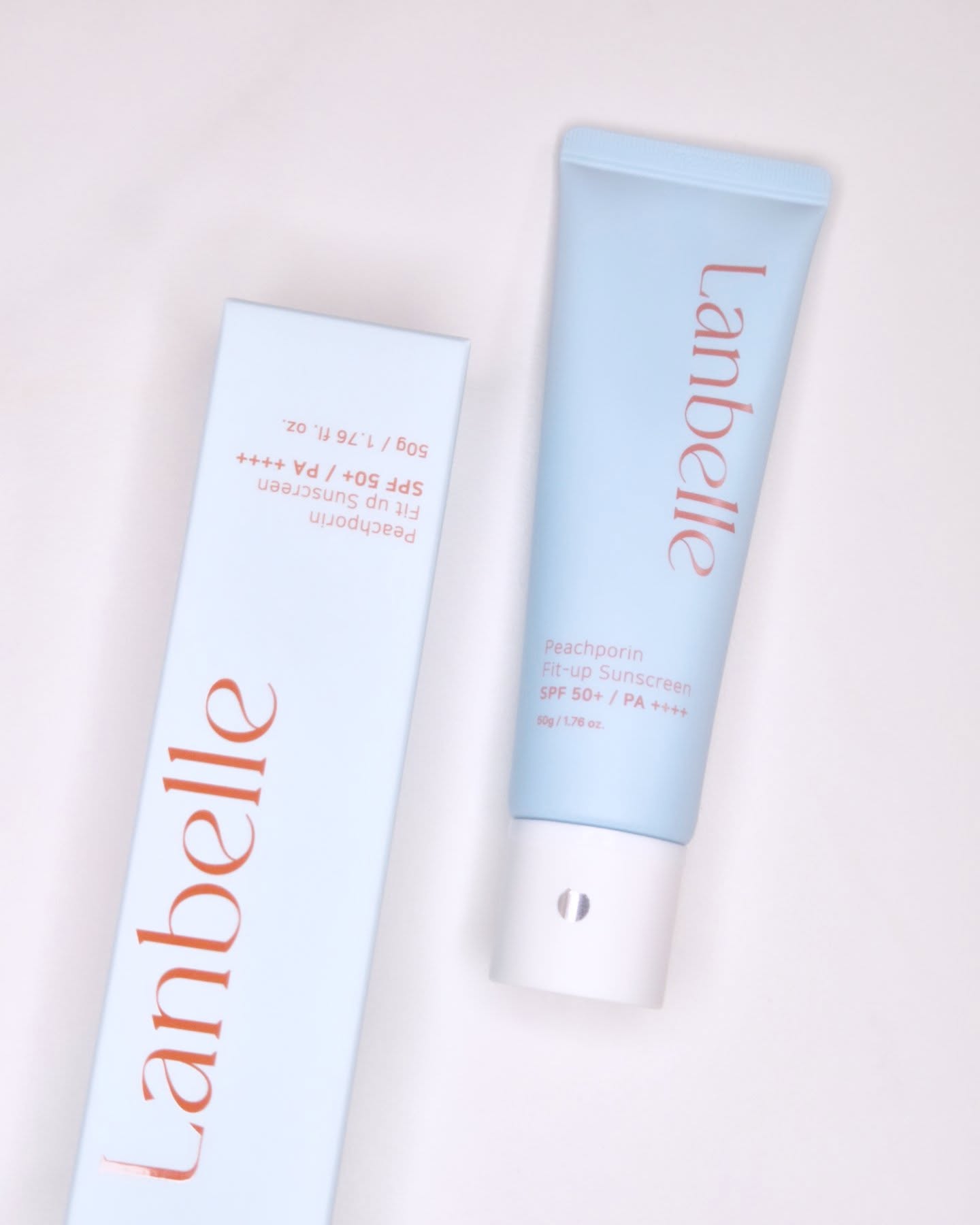 #협찬

랑벨 피치포린 핏-업 선크림
SPF50+ / PA ++++
50g / 29,000원(29% 할인가)

🌞외관
하늘색의 튜브형 케이스에요🩵 뚜껑을 열어보면 펌프형 토출구가 있어서 눌러 사용하기 좋아요! 개인적으로 모든 선크림 패키지가 다 이렇게 나오면 좋겠어요,,👍

🌞제형
가볍고 수분감있게 발리다가 시간이 지나면 세미매트하게 마무리되는 제형이에요! 손에 발랐을 때는 유분감이 느껴졌는데 얼굴에 올리니 오히려 매트하게 느껴졌어요👀 근데 막 엄청 건조하지는 않더라구요?😊
이거는 제가 건성피부라 그런 것 같아요! 밀림현상이나 들뜸은 없었어요

🌞색상 & 향
피치포린이라는 이름답게 밝은 피치빛 컬러의 선크림이에요! 파데프리용으로 사용할 수 있을 정도로 화사하게 톤업됩니다✨️ 향은 새포장지 냄새..?가 나요

🌞톤업효과
톤업효과는 확실히 있어요! 저는 화장을 안할때는 톤업선크림을 바르는 편인데 확실히 파데프리용으로 쓰기 좋았어요! 메이크업할 때는 목이랑 얼굴 톤 맞춰줄 때 유용하게 쓰고 있습니다! 

#화해 #화해SNS리뷰단 #랑벨 #랑벨선크림 #톤업선크림 #판테놀 #무기자차 #자외선차단제 #수분진정 #피치톤업 #선크림추천 #톤업선크림추천
