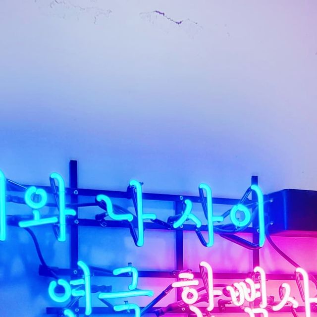 로미💋 on Instagram: "#협찬 @hanbbyumsai
연극 한뼘사이💕

전 큰규모의 공연도 좋지만 소극장 공연도 넘 재밌어서 
대학로로 연극보러 자주 가는편인데 이번에 연극 '한뼘사이'를 보고 왔어용😄

5명의 배우님들이 모두 연기도 잘하시고 호흡도 잘 맞으신데
내용도 넘 잼나서 시간이 정말 빨리 가더라구용👍

멀티맨으로 나오시는 배우님 때문에 정말 많이 웃고 즐겁게 관람했어용🤣

다음에 기회되면 다른 배우님이 하시는 공연도 또 보고싶은
연극 한뼘사이는 연인이나 친구끼리나 누구와도 재밌게 즐기실수 있을꺼에용🤗

#혜화연극 #대학로연극추천 #연극추천 #대학로공연 #연극후기 #연극 #한뼘사이 #공연추천 #대학로나들이 #대학로연극 #연극한뼘사이 #공연스타그램 #소통해요"