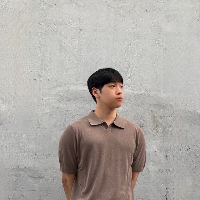 170 옷장 on Instagram: "#광고 @1rony9orno_official 에서 쿨니트 썸머 카라 니트 반팔을 제공 받았습니다 오늘은 미니멀한 느낌으로😎😎 동양인 체형에 어울리는 실루엣으로 제작되었고 오픈 카라