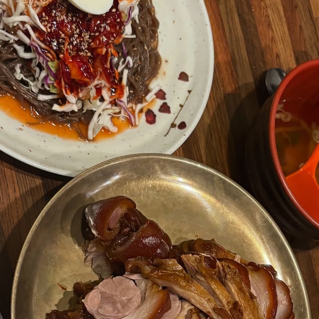 @su_young_9_9 on Instagram: "야무지게 먹은 족발🐷#광고 
진짜 술이 술술 들어가는 오뎅탕이랑 계란찜이 서비스라니…✨😋 야무지게 먹었다 
소주가 무제한으로 들어가는 맛😋
족발도 쫄깃하고 막국수랑 같이 먹으면 최고ㅜㅜ
보쌈은 진짜 담백해서 김치랑 먹으니 진짜 둘이서 4인분 순삭!!
호야족발 동대문점!!!동대문점!! 
사장님도 너무 친절하시고 최공👍🏻👍🏻 
서비스로 수박까지 🍉진짜 배 터지게 먹었댱
나중에 소주 뿌시러 또 가야지😋👍🏻

#광고#족발#보쌈#불족발#막국수#미니족#반반족발#불미니족#동네맛집#불족발맛집#전농동맛집#청량리맛집#청량리역맛집#휘경동맛집#용답동맛집#족발맛집"
