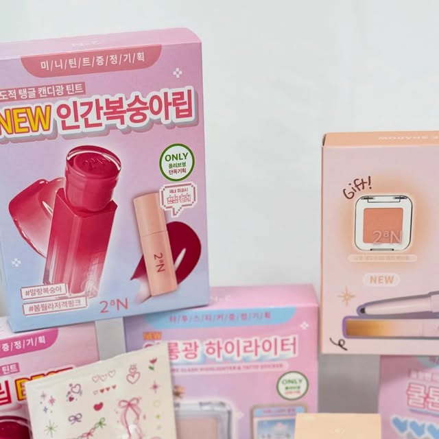 @x_xseo on Instagram: "#광고 

8월 올영픽 추천템은 바로 ! #투에이엔 🎀
투에이엔에서 러브 버블 컬렉션이 새롭게 출시되었어요!
뽀용하고 예쁜 핑크빛 감성인 투에이엔 제품들로 
더 예뻐지는 8월 함께해요:)

지금 바로 올리브영에서 만나요 💗 ˖࣪｡･:*:･ﾟ★,｡･:*:･ﾟ☆ 
.
.
#올영픽#올리브영추천템#올영필수템#러브버블컬렉션#롱웨어링파운데이션미니#컬러플레이듀얼라이너"