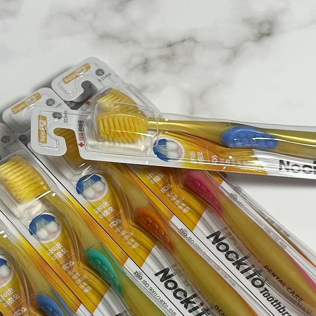 ca_kong on Instagram: "#광고
🦷🪥 닥터아브 약국용 녹키토 금칫솔 ✨

🌿 20대때만해도 아무 칫솔이나 치약을 사용하여도 무관했지만,
한두살 먹어가며 잇몸과 치아건강을 위한 구강제품을 찾게 되더라고요.
그동안 다양한 칫솔을 사용해봤는데, 부드러운 미세모와
잇몸 사이사이 이물질을 말끔히 제거해줄수 있는 칫솔을 선호하게 되었어요.

🌼 닥터아브 녹키토 금칫솔은 약국에서 판패중인 제품으로,
99.9% 식용금이 함유되어 있어요.
또한 FDA승인과 ISO 생산인증받아 안심하고 사용할수 있어요.
🌷 치태와 치석 제거에 효과적인 특수 이중미세모 칫솔이라는 점!

🌼 특수 이중미세모라 치아와 잇몸 사이사이까지 말끔히 세정해주고
약한 잇몸에 전혀 무리가지 않더라고요. 넘 부들부들해용!☺️👍🏻

🌿 타사제품은 칫솔질 후 찜찜함이 약간씩은 남았는데,
닥터아브 금칫솔을 사용해보니 잇몸과 치아 사이사이까지 닦아주어
상쾌하고 쾌적한 느낌이 들고 입냄새까지 말끔히 사라졌어요.👏🏻

🌼 20년간 약국에서 판매중인, 약국전용제품이라 그런지
확실히 시중제품들과는 남다르네요!😉
그리고 오래 칫솔질 하여도 패드가 있어 미끄러지지 않고 그립감이 좋아요.

😍 요고요고 꾸준히 정착해서 사용해야겠네요.✨✨💖

#drab.kr #닥터아브 #녹키토금칫솔 #금칫솔 #닥터아브금칫솔 #약국칫솔 #drab"