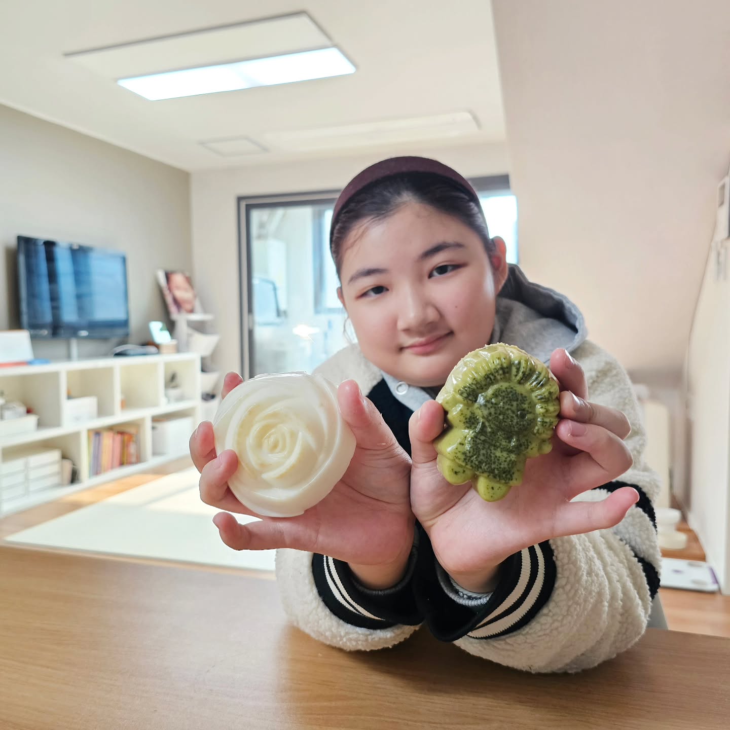 #협찬
[이안솝]
녹차비누만들기🧼

겨울방학하면 만들기로 했던 
"이안솝 비누만들기"😁
이사하느라 정신없어 미루다 드뎌 오늘 개시✌️

상자안에 딱 필요한 베이스와 몰드,키트등이 들어있어
초보도 손쉽게 만들수있겠더라구요👍

샤🎀는 오트밀비누와 녹차비누 만들었는데요💕
성격급해 녹차가루 다 안녹인채로 만들었음에도
또 그매력이 있더라구요😊

사진엔 없지만 집에 있던 라벤더오일 한두방울 추가했더니
향도 좋고 거품도 잘나서 세정력도 굿굿👍👍

단체활동하는 학원이나 학교에서도 
만들기키트로 활용하면 좋을것같아요🥰

샤🎀는 
집에서 오트밀비누쓴다고 했고
녹차비누는 예쁘게 포장해 선생님께 선물해드렸어요❤️

립밤이나 디퓨져, 샴푸키트등도 있다니
방학동안 재밌게 만들어 봐야겠어요😘

#정시아😘
#샤샤공주👑
#정샤💓
#정베비👶 #주니어 #주니어모델 #주니어뷰티 #초딩 #이안솝
#천연비누 #립밤키트 #천연비누만들기 #천연화장품만들기 #천연비누재료 #천연화장품재료 #캔들재료 #석고방향제재료 #디퓨저재료 #diy #diy키트 #단체체험활동 #만들기키트 #체험키트