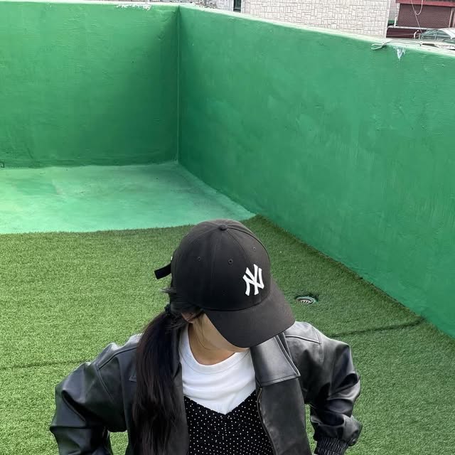 혜윤_ʜʏᴇʏᴜɴ on Instagram: "#광고 [스탠다드에러 블루종 레더 자켓]

클래식한 카라넥과 소매와 밑단 밴딩으로 안정감있는 핏감
편안한 착용감까지.. 얼른 가을이 왔으면 좋겠다 ⸝⸝ ᷇࿀ ᷆⸝⸝
마지막 사진 완전 머쓱^^💧..ㅋㅋㅋㅋ
.
.
#스탠다드에러  #STANDARDERROR #남여공용자켓  #자켓 #데일리룩 #가을데일리룩 #자켓추천  #간절기아우터 #레더자켓 #스웨이드자켓 #jacket #パンツ  #outer  #ootd"