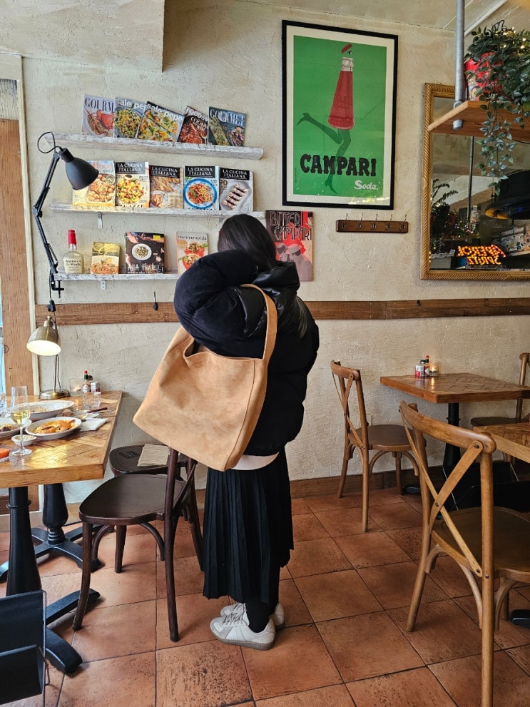 오뮤에 봄 가을에 데일리룩에 딱인 스웨이드 브라운 여자 숄더백