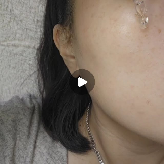댜밍 | 경기 인천 맛집ㆍ핫플 | 밀키트ㆍ디저트ㆍ집밥 | 코덕 on Instagram: "#광고 #아띠코스

신세계 면세점에 입점 되어 있는
포르셀 히알루론산 앰플 💙

자연 유래 성분 99.9%,
높은 히알루론산 함량으로 오랜 시간
촉촉함이 유지되는 앰플인데
저자극 테스트 완료는 물론
약국에도 입점 제품이라 
안심하고 사용할 수 있어요.

기존에 사용하던 기초화장품이랑도
시너지가 좋고 파운데이션 같은 제품에
필요한 만큼 섞어 사용해 주면
하루 종일 촉촉한 피부 표현이 가능해요.

.
.
.

#포르셀#히알루론산앰플#고농축앰플"