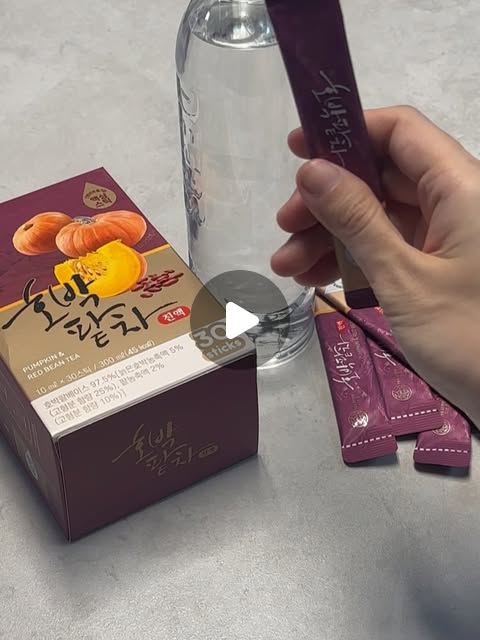 복승이🍑 on Instagram: "#협찬
아침마다 얼굴이 쉽게 붓는 편이라 요즘 
맥널티 티브루 호박팥차를 꾸준히 마시고 있어요.
차를 끓일 필요 없이 스틱 하나를 물에 타기만 하면 되는 액상차라서 출근 준비하면서도 정말 간편하더라고요.

호박과 팥이 조화된 호박팥차라 맛이 생각보다 달큰하고 고소해서 부담 없이 계속 손이 가요.

500ml 생수병에 바로 넣어 마실 수 있어서 회사에서도 집에서도 챙기기 좋고, 운동 후나 목마를 때 마셔도 깔끔해요.

무가당이라 부담 없고, 마시고 나면 아침에 답답하던 붓기가 한결 가벼워진 느낌이라 자연스럽게 붓기차로 루틴이 됐어요.
건강도 챙기고 맛도 놓치기 싫을 때, 간편한 티브루 제품 찾으신다면 추천하고 싶어요.

👉 구매 링크
https://bit.ly/PRB_teabrew

#맥널티 #티브루 #호박팥차 #티브루호박팥차 #액상차 #붓기차"