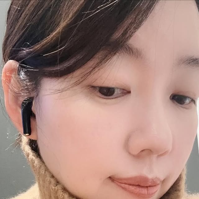 깐깐언니홍언니🙋‍♀️ on Instagram: "#광고 #협찬

✳️ SMIRIA이어폰“  @smiria_official 

✨가볍고 귀에.착~ 편안하네요.
무엇보다 음질 👍, 그리고 급속충전에 8시간 연속사용 맘에 들어.✨

📌SMIRIA 노이즈 캔슬링 무선 이어폰 블루투스 5.3 

📌역대 최고 가성비 

📌고음질.&파워풀 저음. 14.6mm 다이나믹 드라이버.

📌최대 8시간 연속 사용

📌귀에 딱맞는.편한 착용감

📌누음 방지한 초지향성 기술

📌더 빠른 속도, 더 먼거리, 더 낮은 전력 소비.

📌노이즈 캔슬링, 주변 소음 차단, 고화질 통화,
더 또렷한 음성.

📌 초경량.

📌자동 페어링 , 좌우.분리형 
📌방수
📌급속충전. 배터리 잔량 확인

#SMIRIA이어폰#이어폰#무선이어폰#블루투스이어폰#이어폰추천"