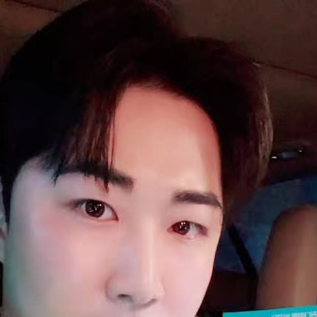 최보석 on Instagram: "#광고
.
.
.
#에스트라 #에이시카365 #흔적진정세럼 #pH4.5
약산성 pH4.5 세럼으로 흔적진정을 넘어 붉은기 개선
1mL 7일 체험 샘플링 KIT 
리트머스 테스트 활용 사용후기

민감피부는 일반 피부보다 3배나 더 붉어지는데
그 이유는 높아져 있는 피부 pH 때문
피부 pH 보호막이 무너지면 장벽이 손상되어 외부 자극요인의 침투로 피부에 붉은기 발생
건강한 피부의 pH는 pH4.5, 따라서 
약산성 pH 환경개선이 민감붉은기 케어의 핵심
민감피부 진정은 이제 pH부터 확인해야 한다는 점 

pH4.5CICA™ 민감피부 특화 브랜드 
에스트라가 찾은 민감붉은기에 최적화된 더마진정 솔루션 
Zinc(징크)로 민감피부 진정 + 4X CICA로 손상된 피부장벽개선 + PHA로 약산성 환경개선

피부표면 pH를 약산성으로 12시간 유지시켜주는 기술 적용
3D 그물망 구조에 pH4.5CICA™를 가둬 12시간동안 피부pH를 약산성으로 유지
나날이 체감하는 민감피부 진정효과 👏🏻👏🏻
 
사용 직후 민감피부 열감케어 175% 개선
사용 3일 후 일시적인 붉은기 76% 개선
사용 7일 후 불균일한 피부톤 2.7% 개선
1회 사용 시 121% 개선효과
무도포 대비, 7배  진정효과
 
기존의 에이시카 세럼 흔적 진정에서 
일시적인 붉은기까지 잡아주어 진정 효과가 더 좋아졌고
화장품을 바꾸거나 계절이 변화할 때 붉은기가 올라왔는데 더울때 붉어진 피부에 쿨링되어 진정,
바르고 다음날 피부결이 정돈된 느낌, 
수분감이 채워져서 붉은기를 케어해주는 👍🏻

4월 올리브영 프로모션 
40mL 본품 1개 + 20mL 추가 증정 + 
에이시카 크림 1mL 샘플 증정
4월 동안 25% 할인

https://www.oliveyoung.co.kr/store/goods/getGoodsDetail.do?goodsNo=A000000218545

#협찬 #에스트라 #흔적진정세럼
#pH4.5약산성시카세럼 #에이시카약산성세럼 #에스트라약산성세럼 #약산성시카세럼 
#약산성붉은기진정세럼 #에이시카붉은기세럼 #올영진정세럼추천 #올리브영진정세럼 #에이시카흔적진정세럼 #에이시카세럼 #흔적진정세럼 #에이시카 #흔적세럼 #진정세럼 #에스트라 #민감피부 #진정 #흔적 #붉은기 #잡티"