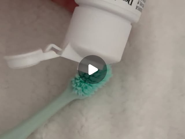 천하 on Instagram: "#협찬

🦷임플리스 덴티넬 임플리스🦷

1 강력 항염 성분
2 치아•잇몸 2중 케어
3 마이크로 파우더 제형
4 유효 성분 100%

붓고 피나는 염증성 잇몸 방치하지 마세요!치은염/치주염/치주질환
하루 3번, 칫솔에 뿌려 사용하면 깊은 틈까지 구석구석 건강한 잇몸으로 관리해보아요~

#광고#임플리스"