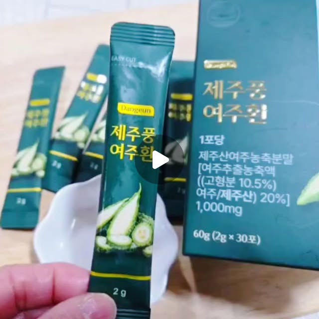 써니(sunny) on Instagram: "#광고

건강검진 때마다 혈당 관리가 필요하다는 이야기를 듣고 나서, 요즘은 일상 속에서 꾸준히 관리하는 방법을 더 중요하게 생각하게 되었어요.

식사 시간이 일정하지 않다 보니 공복과 식후 혈당이 모두 신경 쓰였는데, 요즘은 당은 제주풍 여주환을 데일리 로 챙기고 있어요.

제주의 바닷바람을 맞고 자란 국내산 유기농 여주를 사용한 제품이라 원료에 대한 신뢰감이 들었고, 저온 건조 방식으로 영양 손실을 최소화해 여주의 특성을 최대한 살렸다고 해요.

초미립자 분쇄 공정을 거쳐 체내 흡수를 도와주고
전분이나 불필요한 첨가물 없이 물로만 빚어 만든 여주환이라 부담 없이 섭취할 수 있고, 유기가공식품 인증까지 완료되어 안심하고 챙길 수 있었어요.

환 크기도 약 2~3mm 정도의 미니 사이즈라 목 넘김이 편안하고, 개별 스틱 포장으로 되어 있어 외출할 때나 바쁜 아침에도 간편하게 챙기기 좋구요
가방에 쏙 넣어 다니면서 필요할 때 바로 섭취할 수 있는 점이 정말 실용적이더라고요.

혈당 스파이크를 고려한 배합으로 일상 속 전단계 혈당 관리를 보다 꾸준하게 이어가기에 좋고, 신진대사와 면역, 장 건강까지 함께 생각한 설계라는 점도 마음에 들었어요.
오랜 한의학 노하우를 바탕으로 연구 개발에 참여했다는 점 역시 제품 선택에 신뢰를 더해주었어요~

✔ 개인적으로 가장 마음에 들었던 점
→ 작은 환 형태와 개별 포장이라 언제 어디서나 간편하게 섭취할 수 있어 꾸준히 관리하기 좋은 환경을 만들어 준다는 점이 만족스러웠어요.

✔ 이런 분들께 추천드리고 싶어요
→ 식사 시간이 불규칙해 혈당 관리가 걱정되는 분
→ 일상 속에서 부담 없이 관리할 수 있는 제품을 찾는 분
→ 휴대성과 간편함을 중요하게 생각하는 분들께 특히 잘 맞을 것 같아요.

제품에 대한 자신감으로 100% 환불 제도도 운영하고 있다고 하니, 처음 접하는 분들도 비교적 부담 없이 경험해볼 수 있을 것 같아 추천드려요^^ 😀

#여주환 #당은  #건강루틴"