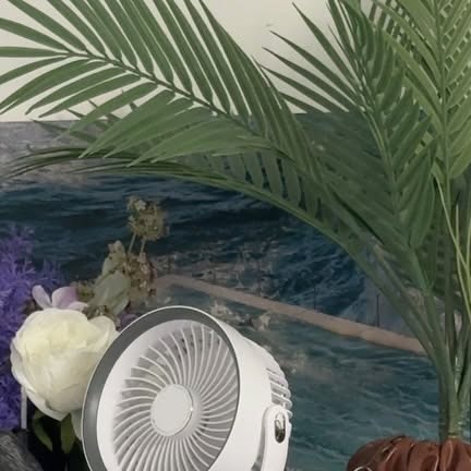 🦁👩🏻 레고돌고래 x 반들렌홈 🏕️🌊💙 on Instagram: "#제품제공  @smiria_official

내 책상 위에 시원한 여름! ebeiya선풍와 함께🌬️💨💨💨

집게형 선풍기 많이 봤지만 이 제품은 실물로 보자마자 맘에 들었던 제품이에요.크기도 크고 묵직한 완성도를 가졌더라구요.

저는 노트북 작업중인곳이 가장 집에서 안쪽에 자리 하고 있어서 선반쪽에 설치해봤어요! 자유로운 팬 회전, 전원 버튼을 짧게 눌러 풍속을 5단계까지 설정이 가능한 4엽 날개까지.

한 번 충전해두면 전원 꺼질 걱정 없는 최대 8시간 사용 가능한 대용량 배터리 탑재까지! 선 연결이 거추장 스럽던 부분도 해결 완료!

C타입 충전기로 약 4시간 충전 하면 완충되니까 저는 집을 나서기전에 충전기에 꽂아두고 나가요. 밖에서는 차량용 충전기나 보조배터리등으로도 충전 가능하니까 편의성 부분도 맘에 쏙👀

저소음 설계로 밤에도 살살 부는 바람 맞으면서 침대 헤드에도 꽂아두기 좋았어요! 그리고 집게쪽 부분에 무드등도 있어서 좋더라구요..!

570g 컴팩트 사이즈로 휴대하거나 이동할때도 편하고 클립 부분도 5cm까지 쭉 들어감+미끄럼방지 실리콘 조합으로 고정도 안정적이에요! 하단에 있는 고리형은 캠핑에서 실링팬처럼 이용도 가능하니 참고 해 주세요✨

#광고#탁상용선풍기 #선풍기추천#선풍기#충전식선풍기#무선선풍기#ebeiya선풍기#여름템#소형가전#SMIRIA선풍기 #인테리어소품 #여름인테리어"