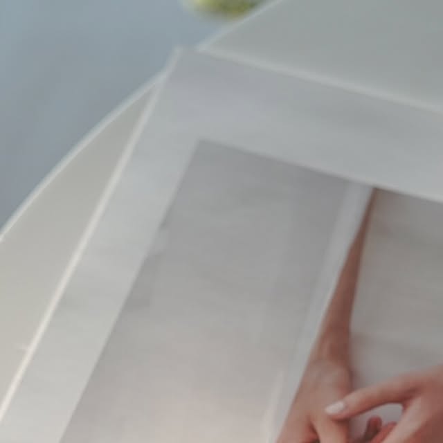 쫀하언니 on Instagram: "#광고 

요즘 손이 정말 쉽게 건조해지는데, 가방에 넣어 다니기 좋은 
핸드크림을 찾다가 먼프리 핸드크림을 사용해봤어요.
먼프리 쿠푸아수 버터 핸드크림은 이름처럼 ‘쿠푸아수 버터’를 
담아 보습에 집중한 제품이라 바르는 순간부터 촉촉함이 
느껴졌어요.

텍스처는 꾸덕해 보이지만 막상 바르면 부드럽게 펴 발리고, 
끈적임 없이 흡수되는 편이라 바로 일상생활을 해도 
부담이 없었답니다.
손에 남는 미끄러운 잔여감이 적어서 집안일이나 육아 중에도 
사용하기 좋았고, 향도 정말 마음에 들었는데,
패키지도 깔끔하고 감성적인 디자인이라 선물용으로도 
잘 어울리고, 책상 위나 파우치에 두어도 예쁘네요.
사계절 내내 사용하기 좋은 데일리 핸드크림을 찾고 계신다면 
먼프리 핸드크림 추천드리고 싶어요.
건조한 손에 편안한 보습과 기분 좋은 향을 동시에 
챙길 수 있는 제품인거 같아요^^

#핸드크림#고보습핸드크림#먼프리#monfri
김영대핸드크림"