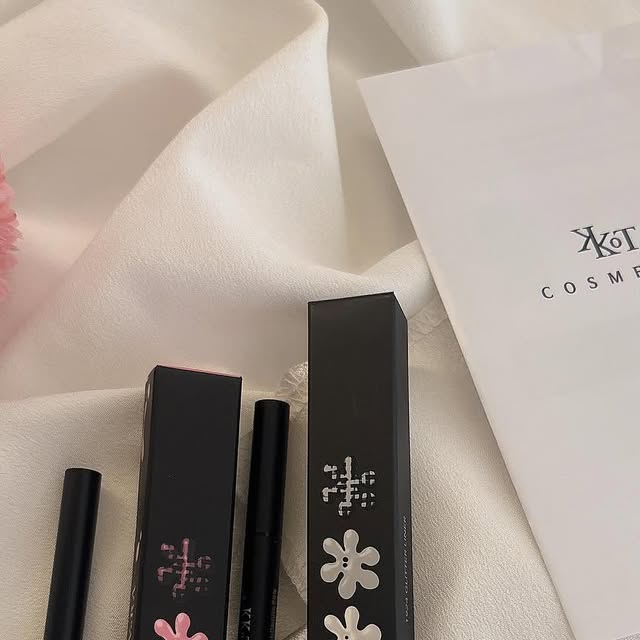 🤍𝙹𝚒𝚜𝚘𝚘🤍 on Instagram: "#협찬 #제품제공 

@kkotvora_official 

꽃보라1924
글리터라이너 2종 SET 💕🩷

아이메이크업 전문 코스메틱 뷰티 브랜드 
<꽃보라1924>
글리터라이너 2종실버/로즈골드💕

5배 업그레이드된 지속력 생잉크 ! 
3종 철벽 프루프로 번짐없이 말끔하게💕

#광고#꽃보라1924#비건화장품
#눈화장#아이메이크업#지속력#애교살라이너"