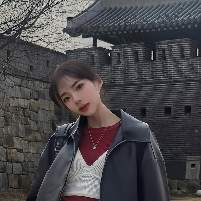 나현 on Instagram: "#협찬#광고 좋았던 날씨에 딱 맞는 레더 자켓 두등장 🤎비바브라운🤎 ✔️유틸리티 빈티지 오버핏 레더 자켓 📺여유로운 오버핏 실루엣의 레더 자켓 📺단정한 카