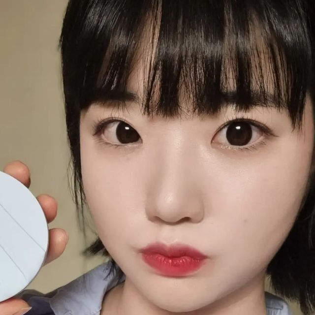 숨 on Instagram: "#광고 @aprilskin_korea

평소에 너무 애용하고 있던 #에이프릴스킨 에서 새로운 쿠션이 나왔어요!

유명한 뷰티크리에이터이신 시네님과 함께 공동개발한 쿠션이니 말모,, 사실 믿고 구매하는 제품아니겠어요?😏

직접 사용해보고 너무 만족스러워서, 이번 여름 어떤 쿠션을 사용해야 할 지 고민 중이시던 분들께 꼭 추천드리고 싶은 제품💙

💙에이프릴스킨 글로잉매트쿠션💙은 윤기가 흐르는 피부표현인데 매트한 텍스처가 매력적인 쿠션이에요 :)

색상은 17~19호분들께 추천되는 01페어 색상을 발라봤는데 살구빛깔이라 피부에 자연스럽게 올라가더라구요

바르자마자 커버력에 놀랬는데, 얇게 밀착되면서 발리니 더 놀랐답니다 ㅎㅎ

진짜 처음 겪어보는 질감이라 써봐야지 아는 그런 제품이랄까요 ㅠㅠ

쿠션도 뽀숑뽀숑해서 피부에 닿는 기분이 좋고, 픽싱이 되는 느낌!

그래서 그런지 땀이 많이 나는 여름에 사용하기 좋을 것 같아요 ㅎㅎ

특히나, 롱래스팅 쿠션이라 한 번 바르고 나가면 유지력이 좋아서 신경을 따로 쓰지 않아도 되더라구요

또, 저처럼 건성인 분들은 매트하게 발리는 텍스처가 부담스러우실 수 있는데 스킨케어 성분이 54%나 들어있어서 걱정은 노노!

바르고 나서 들뜨지도 않고, 기초를 강하게 하지 않아도 잘먹는 #화잘먹쿠션 이에요 ㅎㅎ

여름에는 유지력 때문에 파데를 자주 사용하게 되는데, 요거는 바쁜 아침에도 손이 갈 것 같달까요🙌

특히 밖에서 수정화장할 때 간편하게 사용하기에도 좋고, 한 번 바르면 유지력도 오래 가니 안좋아할 수 없는 제품🤭

1. 커버력 2. 유지력 3. 피부표현 등 하나부터 열까지 다 맘에 드는 쿠션이라 앞으로도 애용할 것 같네요👍

쿠션에 키링을 달 수 있다는 것도 넘 키치하고 귀여운 것 ㅎㅎ 색깔도 제가 좋아하는 라이트블루라 쏘 영롱하답니다...💙 

해당 제품은 에이프릴스킨 온라인자사몰에서 구매하실 수 있고, 키링도 함께 구매가능하시니 참고해주세요 ㅎㅎ

#에이프릴스킨 #글로잉매트쿠션 #글로잉매트 #글로우쿠션 #매트쿠션 #쿠션팩트 #쿠션팩트추천 #모공커버쿠션 #커버력좋은쿠션 #쿠션파데추천 #커버쿠션 #파운데이션추천 #19호쿠션 #17호쿠션 #21호쿠션#쿠션추천"