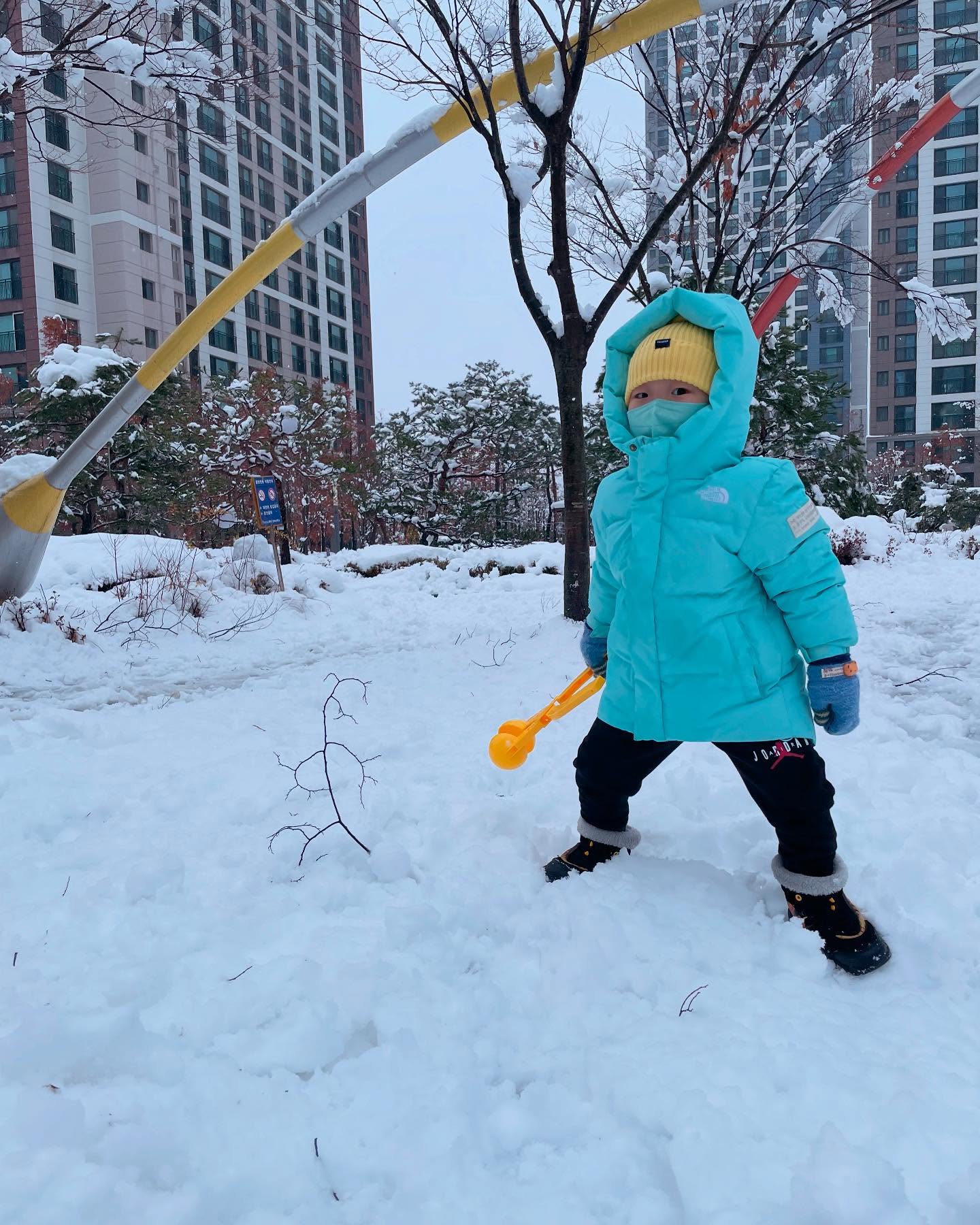 졸라맨과 함께😀

어쩜 나뭇가지가 저리 사람처럼 서있을까.

막내가 비슷한 포즈를 취해봤다

대설로 인한 어린이집 긴급휴원으로 
간만에 엄마와 단둘이 함께 하는 하루가 
그저 좋은 3호🐥

그나저나 하늘에 구멍이 난 건지
눈이 그칠 생각을 안 한다 

#4살#눈오는날#일상
