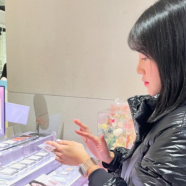 찌니얌✨ on Instagram: "#광고

✨12월5일부터 ~ 12일 까지 ✨진행하는 투에이앤팝업에
다녀왔어요! 더현대 클수마수핫플이라 구경왔다가 💓💓
하나만 구매해도 할수있는 스쿱이벤트를 하는데 안할수가업서..
산거보다 받은게 더많아버리는 완전혜자,,,쟈냐…❤️

얼마전 런칭한 걸스나잇 컬력션 테스트 하자마자 눈돔.
진짜 바로 지갑열어 결제 갈겨, 미쳐버린 광채에 반쨕임…
하이라이터라인에 지갑 탈탈털고옴 ,,,ㅎ

최대 40%까지 세일해서 나도모르게 그냥 긁어버려 카드...❗️
❗️10만원이상 ❗️구매자에게는 신상 걸스나잇 컬렉션부터
오션글로우,무드체인저 "시딩키트"를 선착순으로 증정
하니까 투에이앤 장바구니에 담아만 뒀던 분들 ❗️❗️❗️
지금입니다 당장 더현대 비클린팝업 투에이앤으로 달려욧!@

#광고#투에이엔#2an#투에이엔팝업#걸스나잇컬렉션#듀얼치크#베러미아이팔레트#퓨어글래시하이라이터#더현대#더현대서울#더현대팝업#더현대비클린팝업#비클린팝업#팝업추천#팝업스토어#연말데이트"