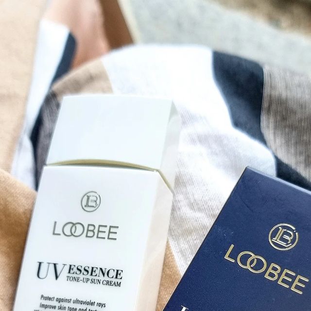 Tara 황언주 on Instagram: "#제품제공 《 LOOBEE 루비이 에센스 톤업 선크림 》 

여름인가 싶을 정도로 해가 뜨겁다.
로션 하나 바르고 후다닥 집을 나섰지만
썬크림 하나는 파우치 속에 챙겨왔지. 

비건성분 +98% EWG등급의 무기자외선 차단제 

일반 저렴한 튜브용기에서는 유통기한 내라도 
내용물의 변질, 변형, 이상이 발생할 수 있는데 
비싼 다층브로우 용기에 담아 
보관기간 내의 퀄리티를 챙긴
루비이 에센스 톤업 선크림이다. 

끈적이지 않아서 오늘같이 땀이 좀 나는 날에 좋다.
화장 안하고 썬크림 하나 듬뿍 바르고 물놀이 하니
자외선 걱정으로부터 멀어진다. 

얼굴 위에 방패 하나 장착한 기분
.
.
.
#무기자차선크림#선크림#비건선크림#천연성분#자외선차단제#루비이에센스톤업선크림#선크림추천#톤업선크림#loobee#루비이선크림#선크림추천"