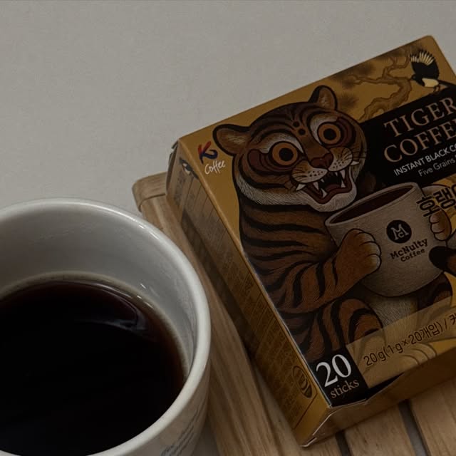 Jenna on Instagram: "#광고
☕️ 요즘 집에서 제일 자주 마시는 커피 = 맥널티 호랭이커피 🐯

전통미와 현대미가 어우러진 패키지 디자인이라
곧 있을 설에도 선물하면 좋을꺼 같아요ᩚ😌

맛은 또 뭐냐면,
한 입 마시자마자 느껴지는 오곡향이 진짜 포인트예요.
진한 오곡향 덕분에 블랙커피 특유의 쓴맛은 줄고
고소하고 깔끔한 아메리카노 느낌이라 부담 없이 마시기 좋아요.
쓴 커피 싫어하는데 블랙커피는 마시고 싶은 사람들한테 딱…👍

스틱형이라 뜨거운 물만 부으면 끝!
그래서 요즘 집에서도, 사무실에서도
아메리카노 대신 그냥 이걸로 해결 중이에요.
간편한데 맛까지 챙긴 맥널티라 더 만족스러움 ☕️

그리고 그냥 커피가 아니라
공정무역 제품이라 맛도 좋고 의미도 있는 커피라는 점에서 호감도 상승!
괜히 더 기분 좋게 마시게 되는 호랭이커피 🧡

참고로
👉 #CU 편의점에서도 만나볼 수 있고,
집에 쟁여두고 싶으면 링크로도 구매 가능해요!

🔗 구매 링크
https://bit.ly/Horaengicoffee

@ mcnulty_official"