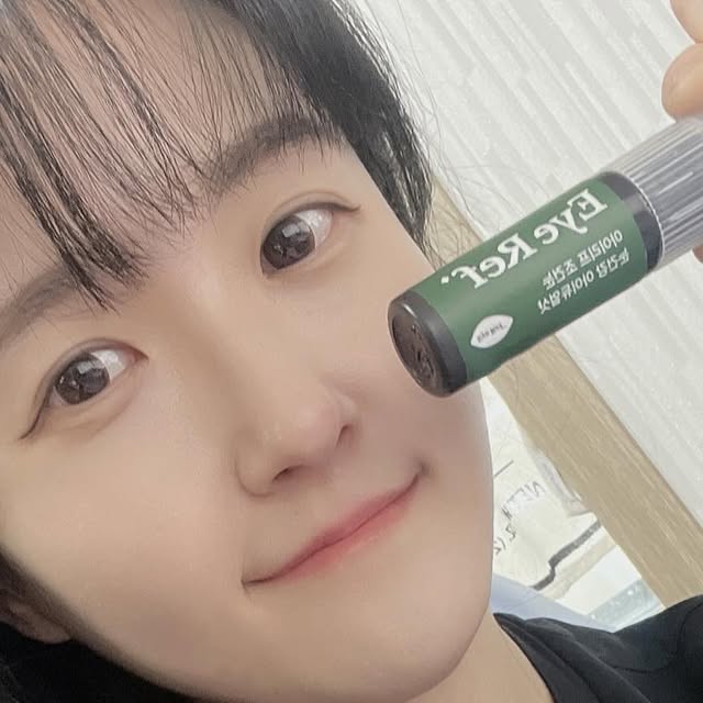 지현 on Instagram: "#광고 . 하루 대부분의 시간을 컴퓨터 앞에서 지내다보니 안구건조가 심해져서 인공눈물을 달고 다니는데요🥹 자주 넣어주긴 하지만 인공눈물은 일시적이기만 한 것 같아