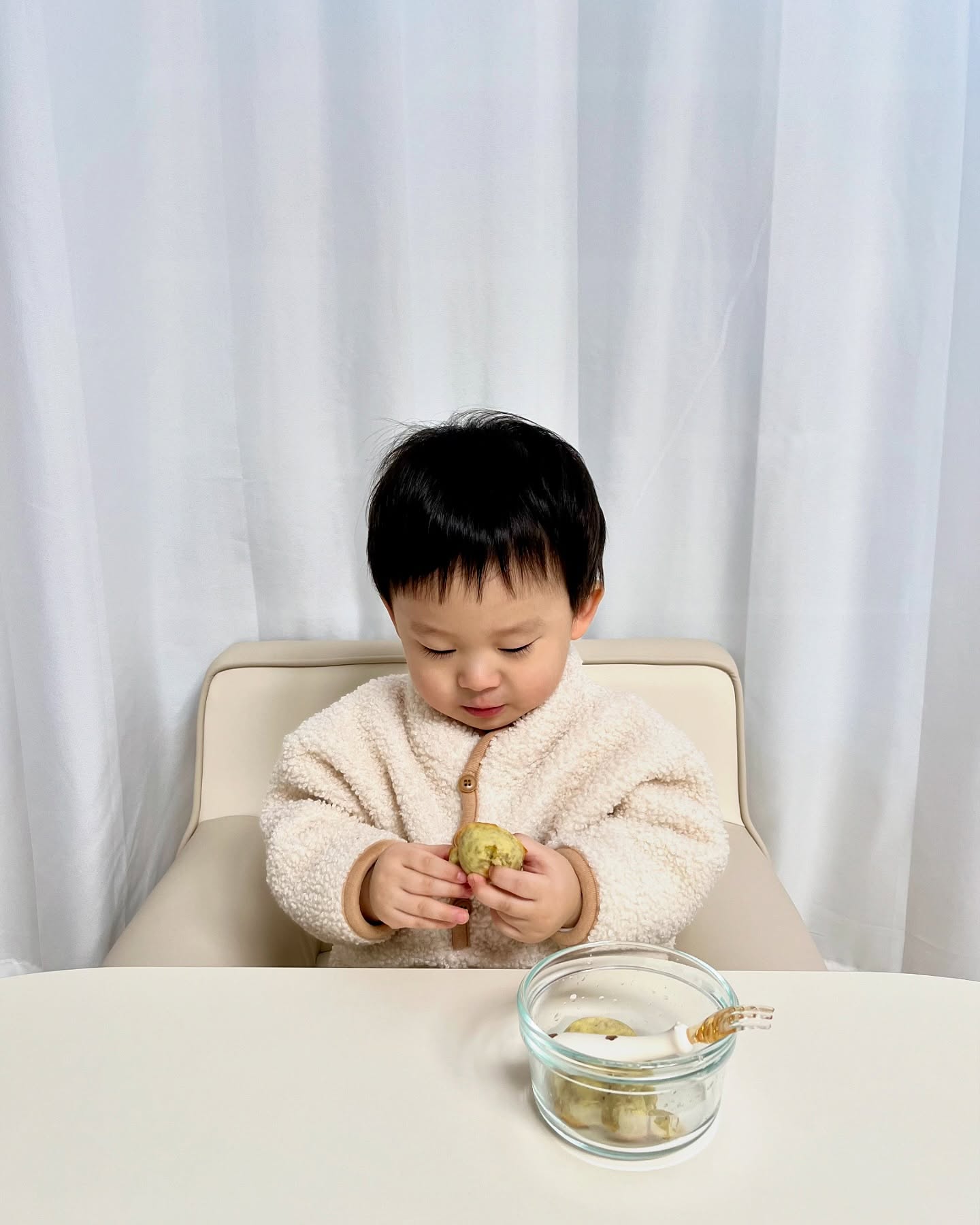 #협찬
지율이가 좋아하는 바나나빵 만들어주기 🍌
아기들이 좋아하는 귀여운 디자인 몰드로
주먹밥, 쿠키, 얼음틀로 다양하게 사용가능해요

여름에는 우유를 넣고 얼려 건강하고 시원한
아이스크림으로 만들어줘도 너무 좋을 것 같아요

꼬꼬노리실리콘몰드는 플래티넘 실리콘을 사용하였어요
플래티넘 실리콘은 냉장,열탕을 견디는 소재로
다양하게 활용할 수 있어요 !

✔️ 안전성
✔️ 복원력
✔️ 열탕소독 가능
✔️ 전자레인지 가능
✔️ 식기세척기 가능
✔️ 스팀소독기 가능

#꼬꼬노리 #꼬꼬노리실리콘몰드 #버디실리콘몰드 #이유식용기 #이유식용기추천 #실리콘몰드 #아기이유식 #돌이유식 #아기이유식만들기