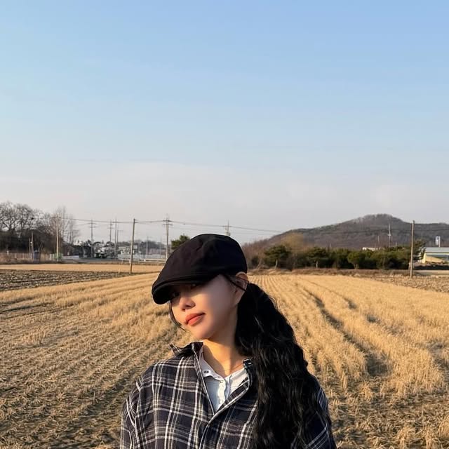 ˚ෆ*₊에띠𝗲𝘁𝘁𝗶˚ෆ*₊ on Instagram: "#광고 @standarderror_official 👔지금 날씨에 입기 좋은 체크셔츠🤍 오버핏이라 여유롭고 자연스러운 핏과 툭 걸치기 좋은 셔츠입니다 빈티지한 네이