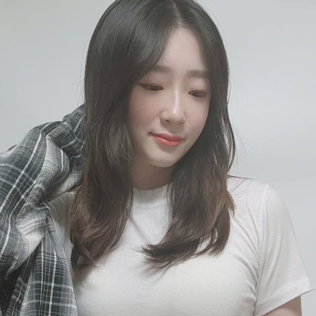한유정 on Instagram: "#광고 @vivabrown_official 

브리드 오버핏 포켓 긴팔 체크 셔츠로 편안하고 여유롭게 데일리룩 완성해요🩶🤍

클래식한 카라넥 디자인으로 깔끔하고, 실용도 높은 원포켓과 여밈 방식의 단추 구성!
단독 또는 레이어드로 다양한 스타일링이 가능해서 평소 셔츠 즐겨입지 않는 분들도 간편하게 여유로운 실루엣의 패션 완성🫶

#비바브라운 #여자셔츠 #체크셔츠 #오버핏 #셔츠추천 #상의 #top #shirt #overfit #vivabrown #ビバブラウン #上衣 #カーディガン"
