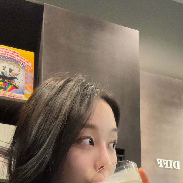 ෆ Lynda ෆ on Instagram: "#광고 🖤 밀크티 맛집 🖤 저가 커피가 아니며, 스페셜 커피 & 원두를 사용하는 디프커피. 일반적인 차 종류가 아니라, 프랑스에서 가져온 고급 티들을 많이 판매하고