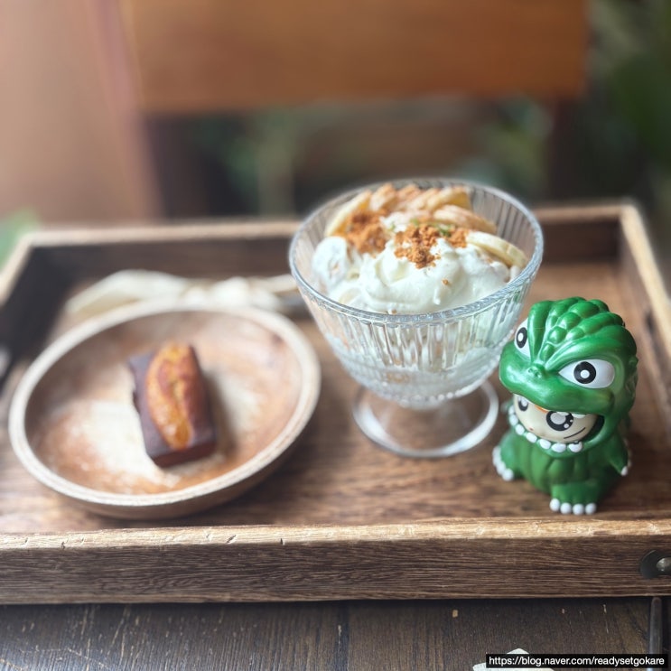 수원 영통 경희대 근처 카공 바나나 푸딩 구움과자 디저트 힐링 조용한 느낌 좋은 감성 카페 소공원 내돈내산 후기