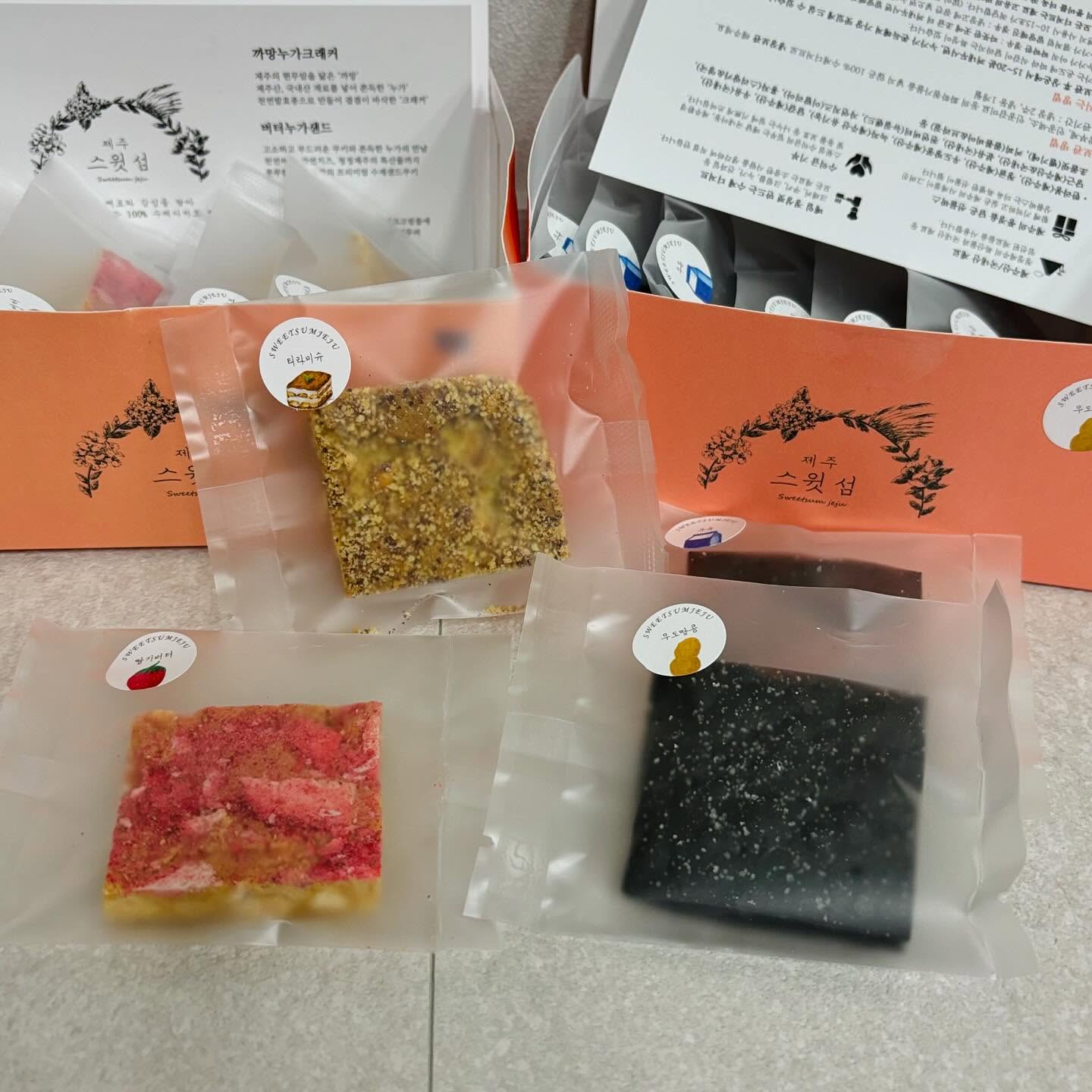 문득 인스타보다가 알게된 제주도 크래커맛집 스윗섬..
신랑 제주도 여행 다녀오라고 보내주고, 올때 사와달라했다!
그리고 먹어본 크래커는 대존맛...👍🏻
.
진짜 인생과자 됨..🩷
추천 500만번 하고싶음 ㅠㅠㅠㅠㅠㅠㅠㅠㅠㅠㅠㅠㅠ
까망크래커 우유맛 진짜 대박이고..(땅콩도 맛있음 ㅠㅠ)
딸기크럼블 미쳤고..!!!!!!!!!(구냥 다 맛있음 ㅠㅠㅠ)
.
커피랑 먹었더니 환장할맛...
그냥 너무 맛있어서 꼭 인스타로 남겨놓고 기억해야지😍
제주도가면 꼭 사먹으러 가야지..❤️
.
이런 간식 진짜 대박이니까
많이 만들어쥬세효💚💚💚
.
sweetsum_jeju